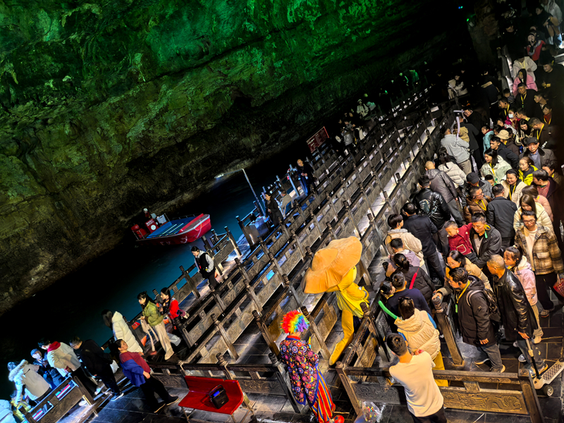 黃龍洞景區(qū)有序應(yīng)對客流高峰，近萬中外游客共享“潮玩中國年”